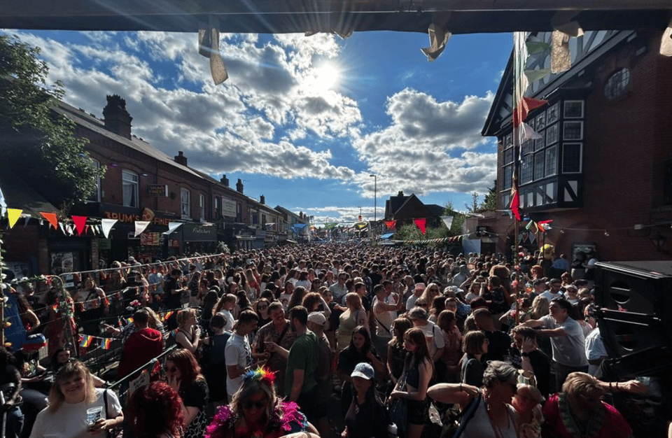 We were somewhere in this crowd (getting sunburnt)